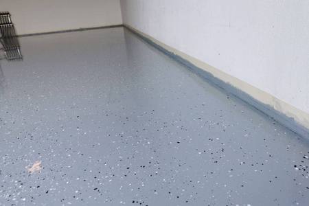 Podlaha v garazi pomocou epoxidoveho nateru  4020-10 RAL 7040+presyp čipsami